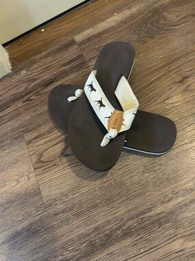 L.L. Bean Brown Footbed Flip Flop Sandals with Cream Straps